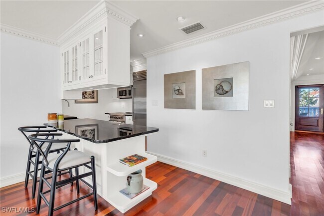 Photo - 271 Broad Ave S Unit 202