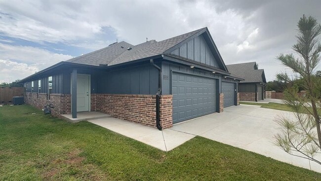 Building Photo - 11513 University Dr