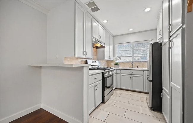 Building Photo - Location! Location! Location! Unit #11 Rental