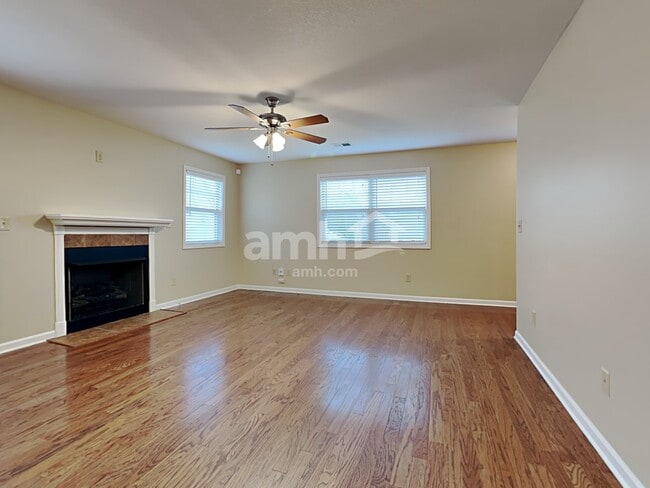 Photo - 825 Lightfoot Way