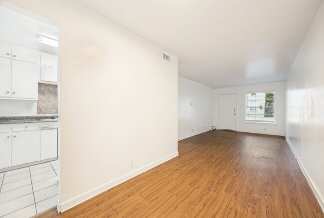Photo - "Charming 1-Bedroom Retreat in Sherman - Your Perfect Urban Escape!" Unit 3