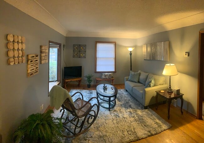 Sala de estar principal - 4542 Zane Ave N