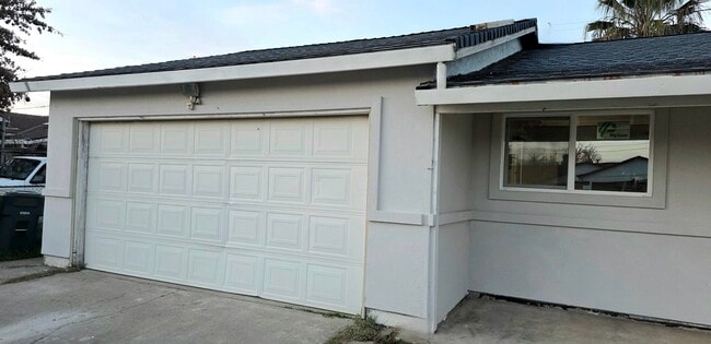 Front of house garage - 1551 Hickory Ln