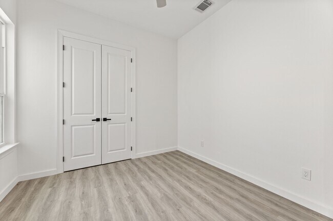 Photo - 256 Capetown Way