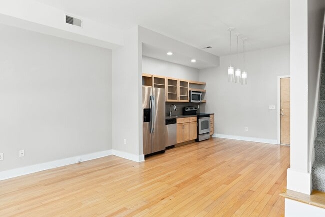 Building Photo - RARE 2 Bed, 2 1/2 Bath Townhome with Garage!