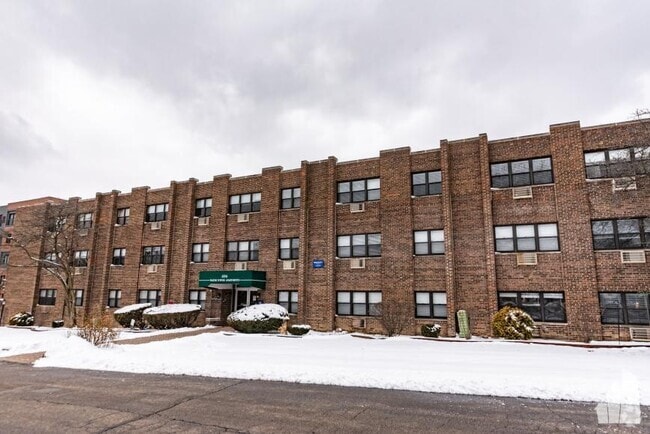 Building Photo - 2 bedroom in Highland Park IL 60035 Unit 304 Rental