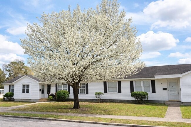 Building Photo - 811 17th Ave