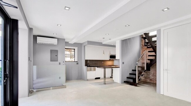 Building Photo - 213 E 26th St