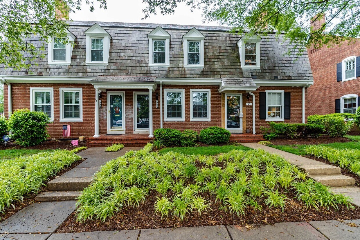 Beautifully Maintained 3 Levels, 2 Bedroom... - Beautifully Maintained 3 Levels, 2 Bedroom...