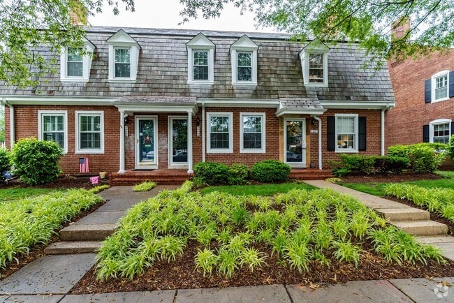 Building Photo - Beautifully Maintained 3 Levels, 2 Bedroom... Rental
