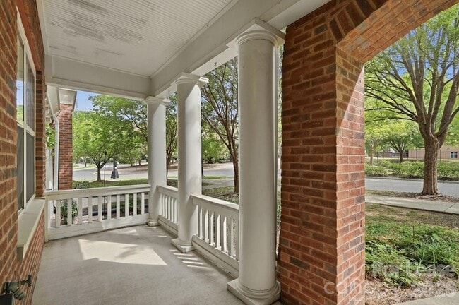 Photo - 614 E 9th St