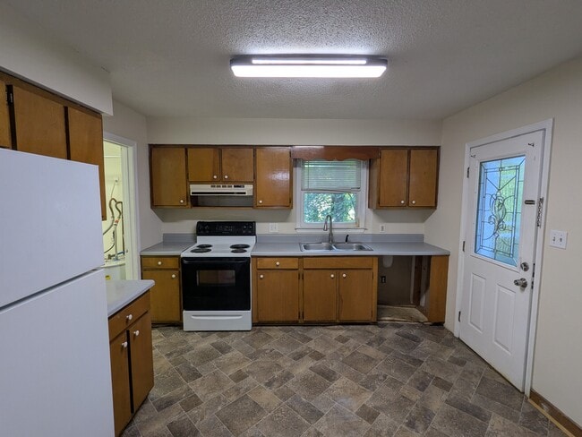 Photo - 325 Reeceburg Rd SE