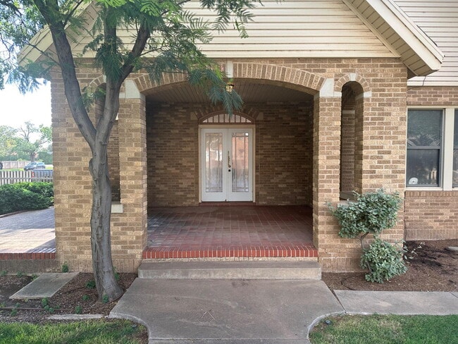 Photo - 1902 Broadway St