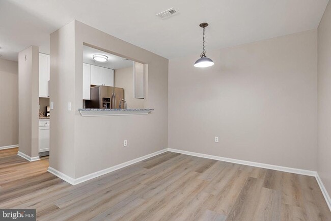 Building Photo - 1741 Braken Ave Unit 137