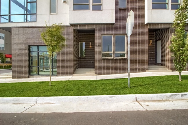Building Photo - 2098 S Galapago St Rental