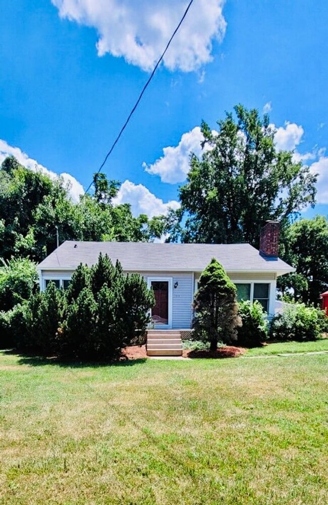 Building Photo - Great location -2BR, 2BA with Yard and Garage Rental