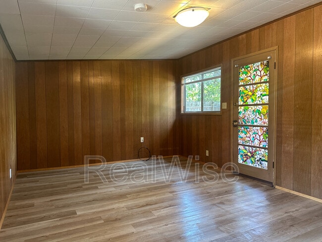 Photo - 940 SE N St
