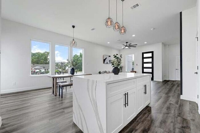 Photo - 2104 Bringhurst St