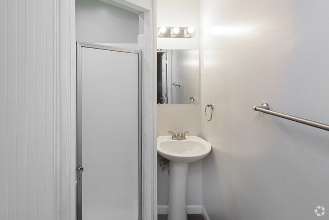2BR, 2BA - 900 SF
