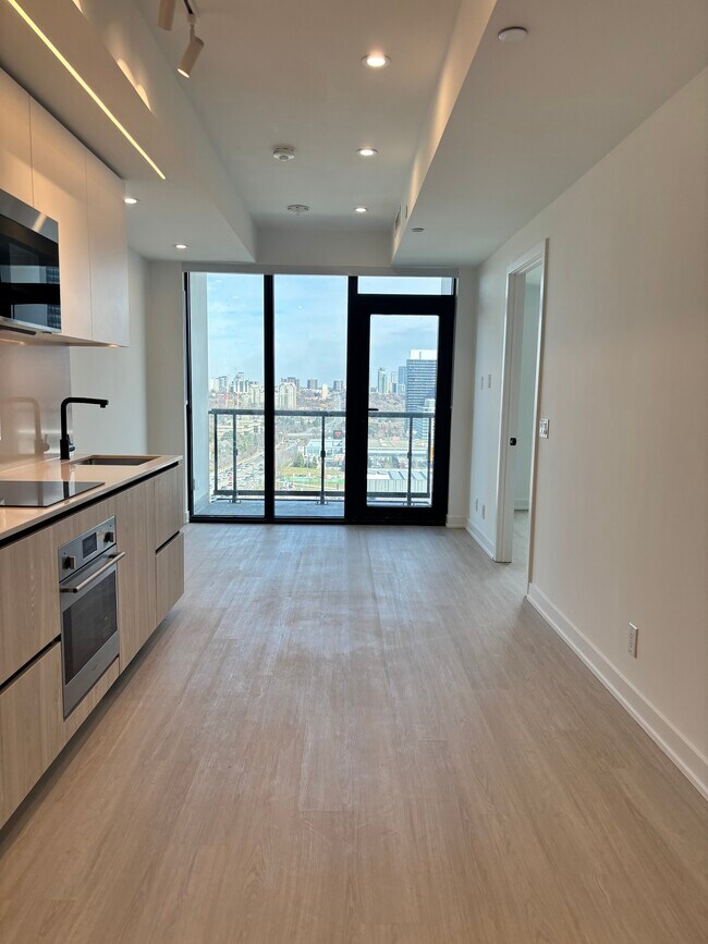 Photo - 699 Sheppard Av E