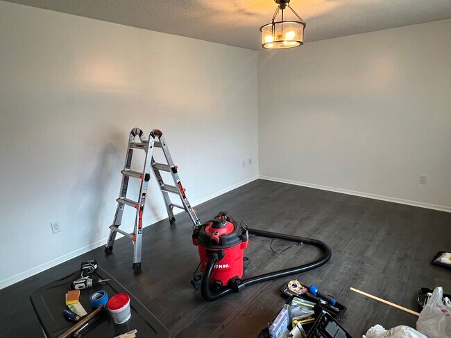 Photo - 607 James St NE