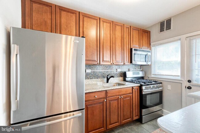 Photo - 1011 W 42nd St