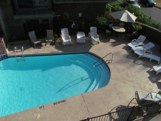 Building Photo - 3602 Gillham Rd Unit 8