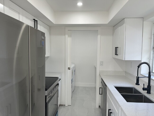 Building Photo - 2 bed 1 bath located in the desirable Edgewood neighborhood, just minutes from the marina, highwa... Unit 1