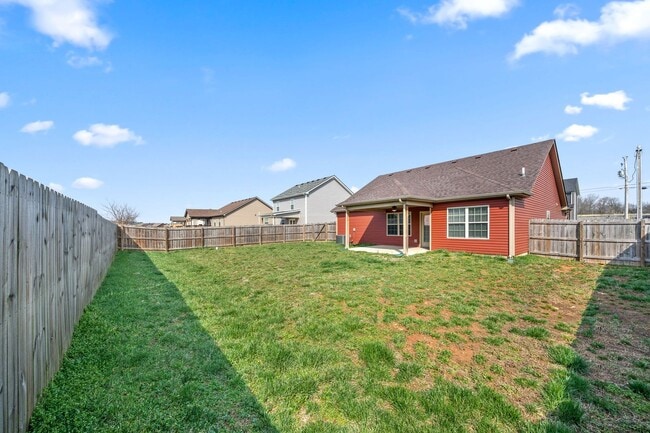 Building Photo - Beautiful Newer Home Close to Fort Campell and I24