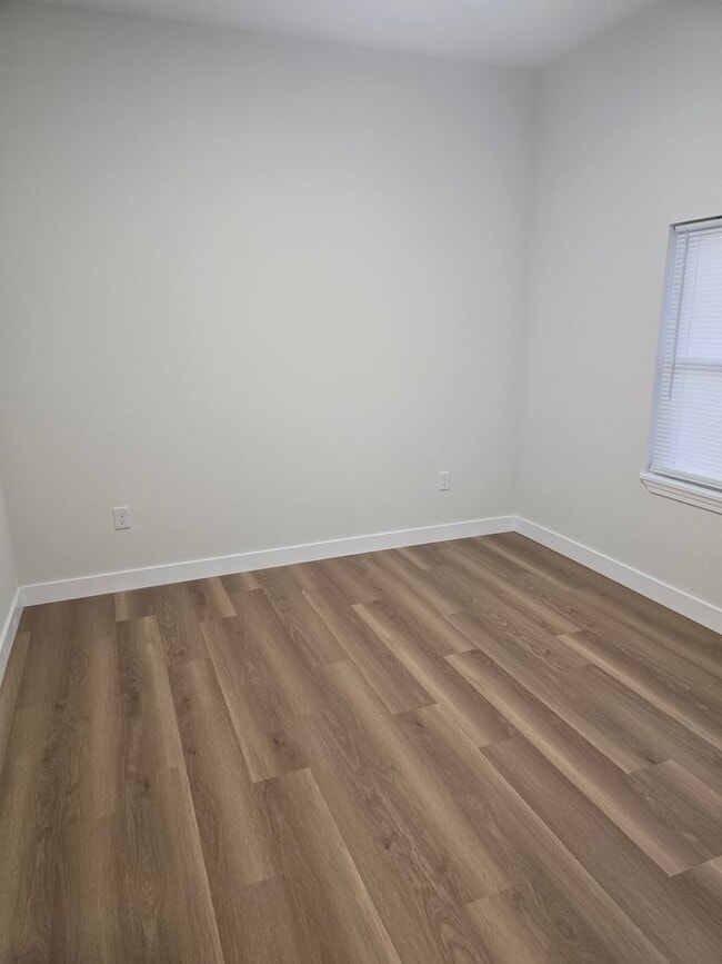 Photo - 3034-MF2-E5 Unit B