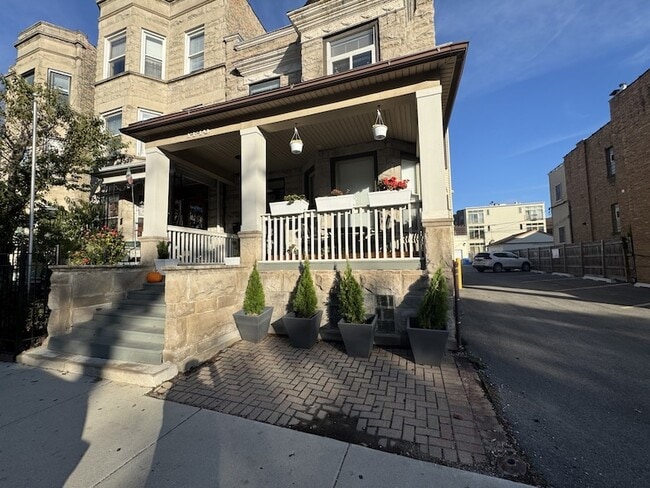 Building Photo - 1446 W Irving Park Rd Unit 2