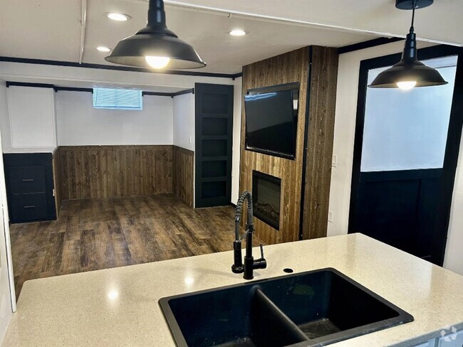 Building Photo - 800 Main St Unit D - Basement Rental