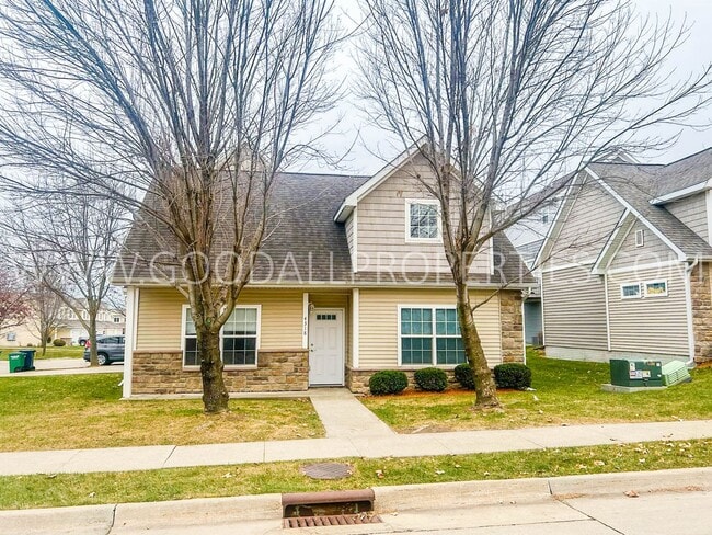 Building Photo - 3 Bedroom Townhome in Urbandale