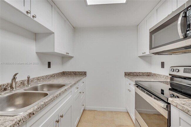 Photo - 2560 Tigertail Ave Unit 14