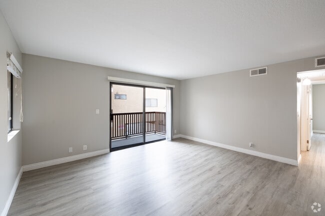 2BR, 2BA - 890SF - Living Room