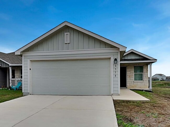 Building Photo - 6558 Runaway Row