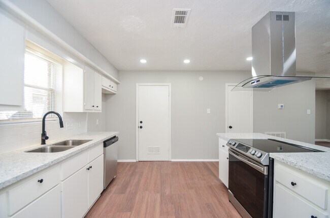 Photo - 123 Cypress Ln