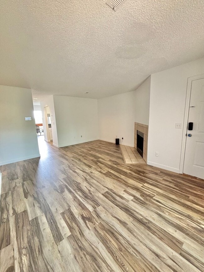 Building Photo - 8910 Fox Dr Unit 8910 Fox Dr #14