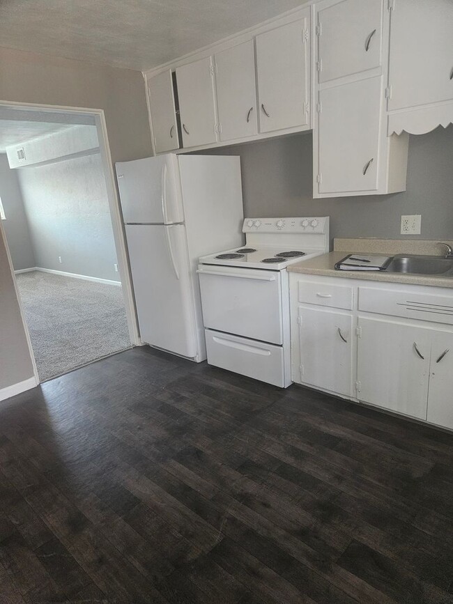 2nd floor corner unit!! - 2nd floor corner unit!! Apartment Unit B03 1022 12