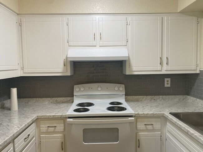 Photo - Great unit Available Unit 1431-3