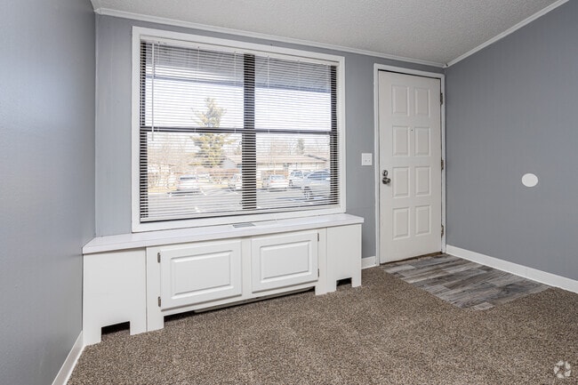 1BR, 1BA - 576 SF - Living Room
