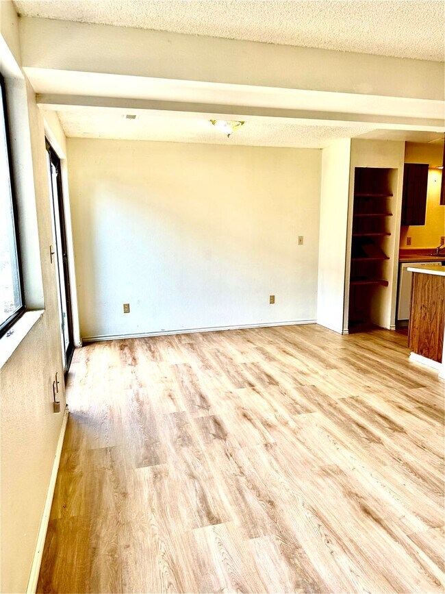 Photo - 1211 W Ivy Ave Unit #203