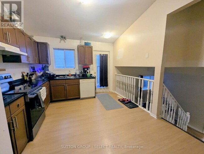 Photo - 1066 Farnsborough Crescent