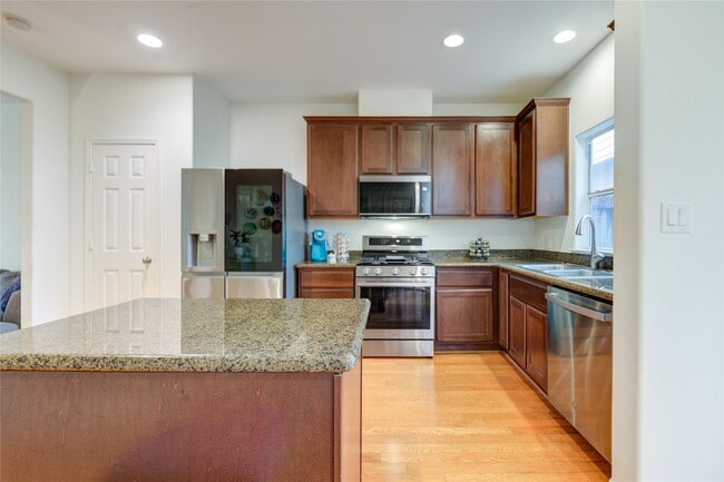 Photo - 2206 Naomi St