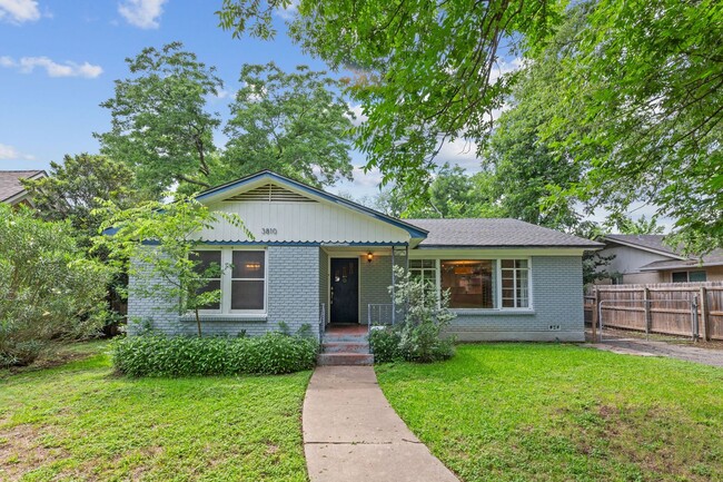 Building Photo - Nicely Updated 3/2 in Hyde Park