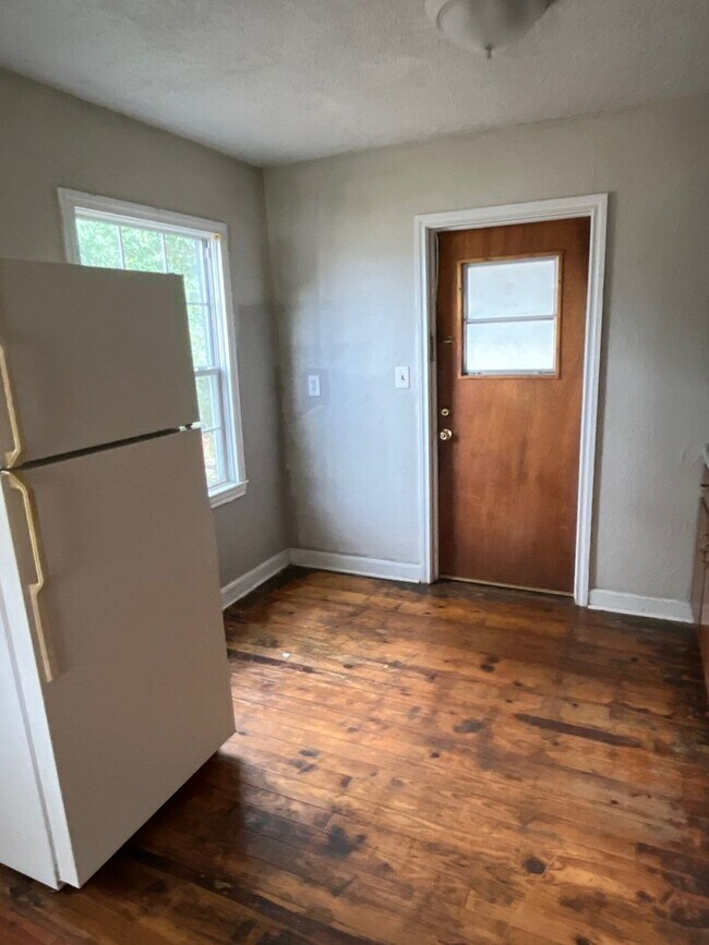 Photo - 2 bed 1 bath house- Walk to stadium!! April 20th!!!