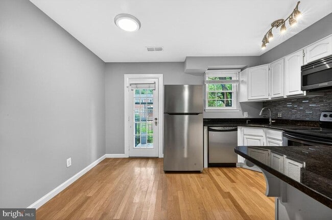 Photo - 2812 S Wakefield St