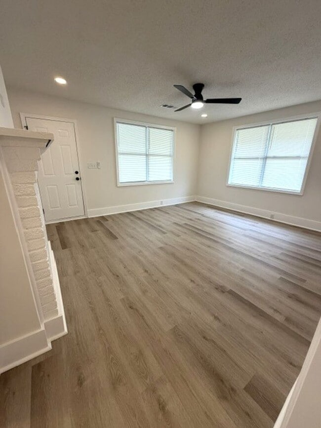 Building Photo - 3 minutes from campus!  4 bedroom 2 bath house available now!