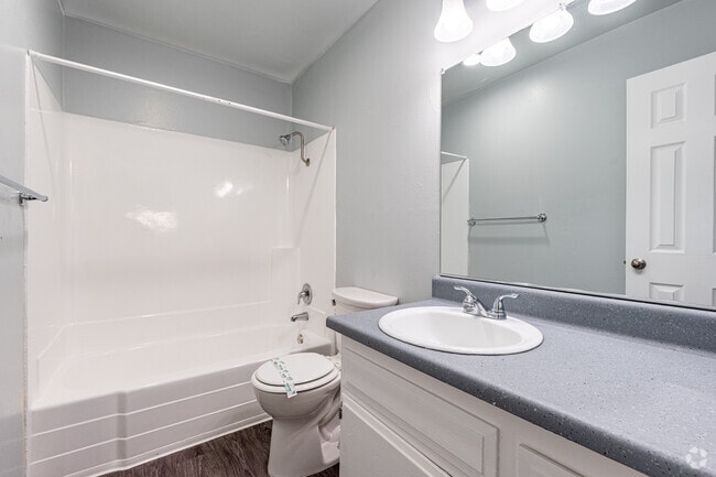 1BR, 1BA - 725SF - BATHROOM