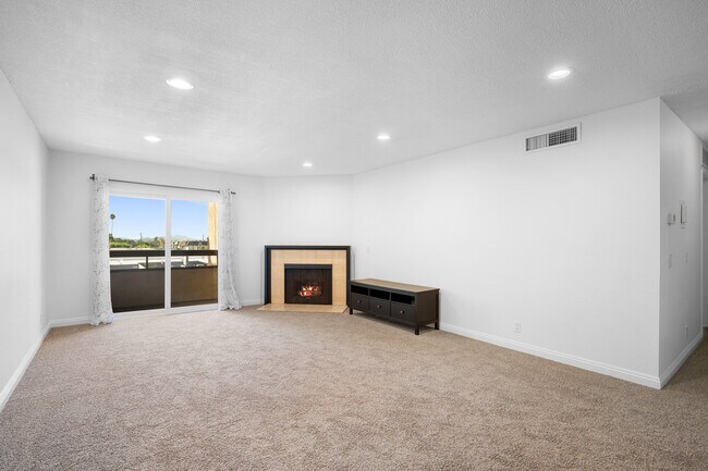 Photo - 460 Oak St Unit 318